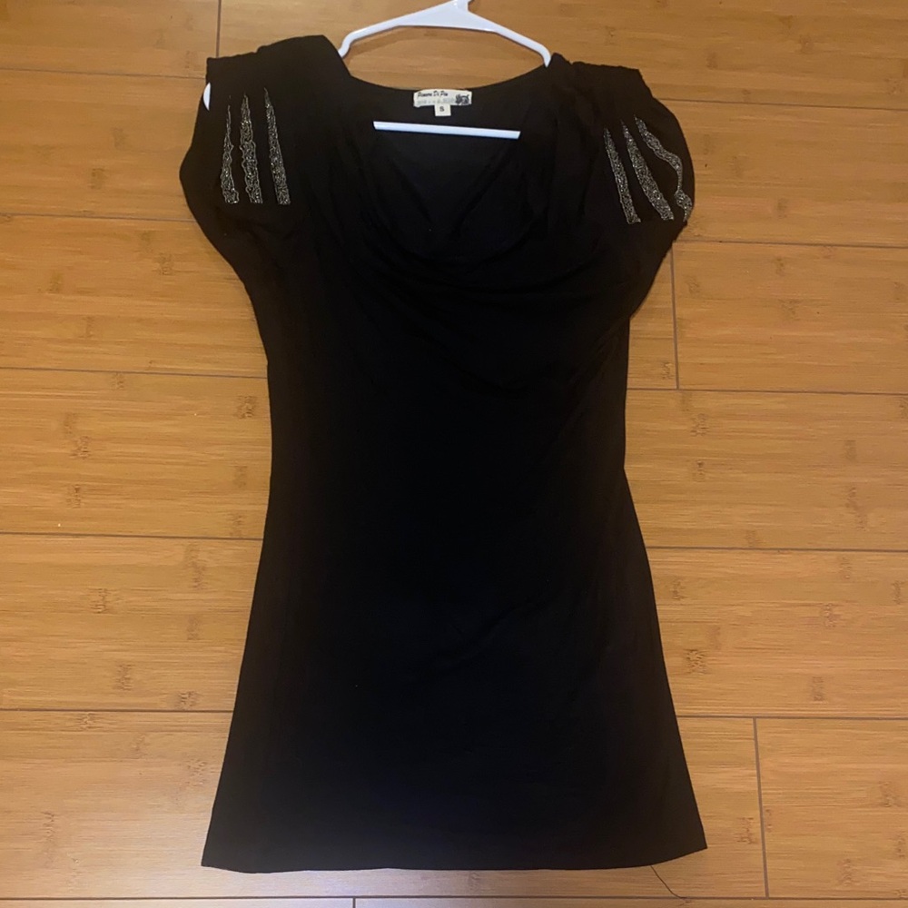 Black stretchy elegant top with beaded detail sleeves

💙 bundle eligible